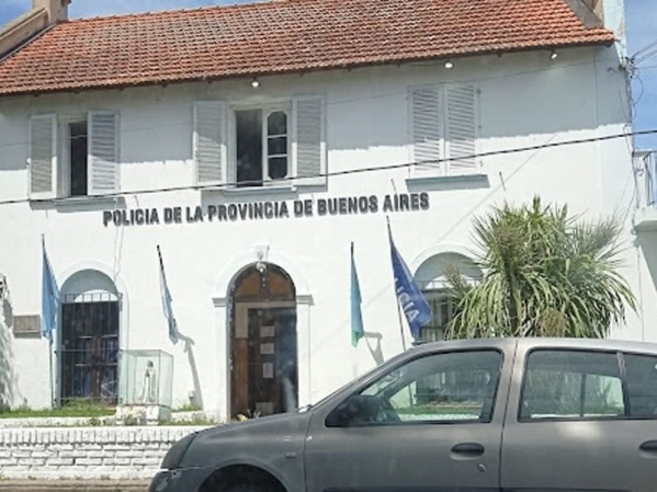 Delincuentes robaron afuera de un local en City Bell y lograron escapar