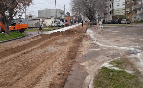 Se colocó nuevo asfalto en Villa Elvira y zonas aledañas para mejorar la seguridad vial, la fluidez y la conexión