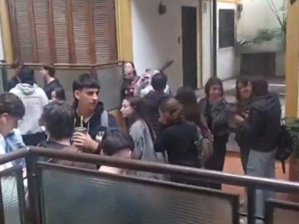 Amaneció con estudiantes de Arquitectura afuera de su edificio: “Los precios de vivir en el edificio más lindo de La Plata”