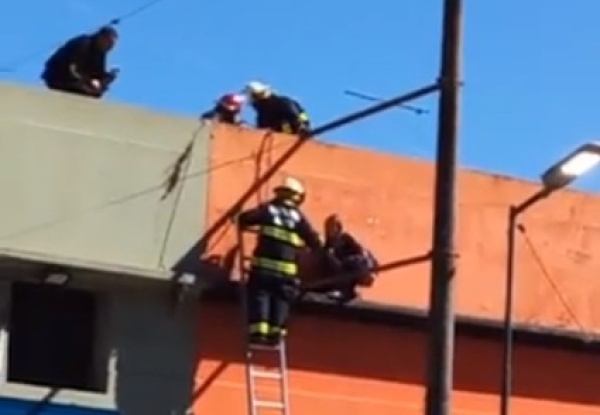 Gran operativo por una mujer que intent&oacute; tirarse desde un techo frente a la Estaci&oacute;n de La Plata
