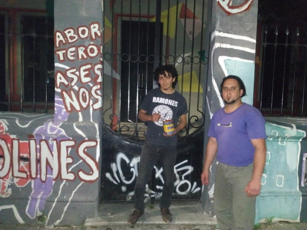 Atacaron un local del Frente de Izquierda en La Plata: los responsables fueron un grupo "anti-comunista" y se sacaron fotos