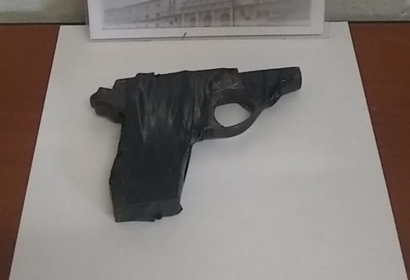 Amenazaban a la gente con un arma en Los Hornos y fueron detenidos