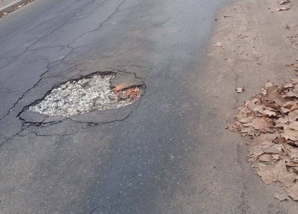 En 8 y 73 se quejaron por un pozo cada vez m&aacute;s profundo