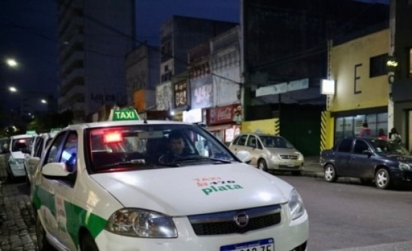 Un taxista fue engañado en Arana para hacer un viaje y le terminaron robando todo