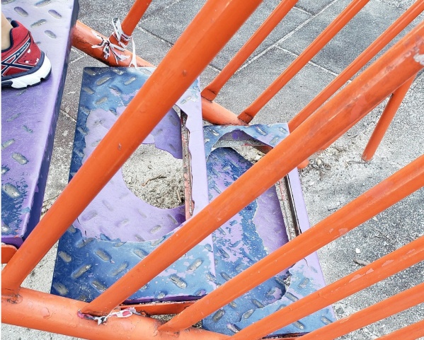 Un vecino alertó por un tobogán que continúa "emparchado" en Parque Saavedra