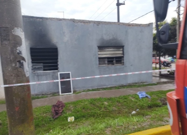 Murió una nena de 2 años en Berisso que quedó atrapada en un incendio: su tía no pudo rescatarla