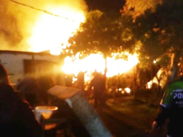 Un feroz incendio destruyó la casa de un municipal de La Plata, con su familia se quedaron sin nada y buscan ayuda urgente