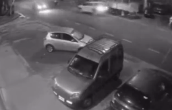 El conductor de una moto salió volando al chocar de frente contra un auto en La Plata