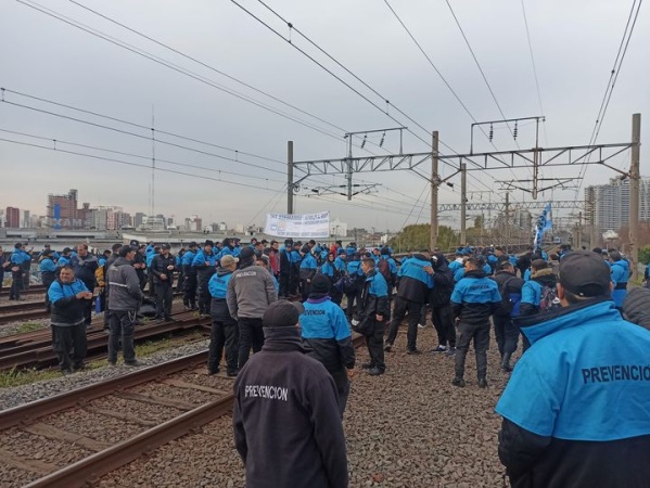 Caos para viajar de La Plata a Capital Federal por un piquete en las vías del Tren Roca