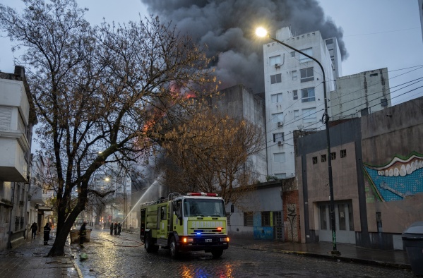 Incendio en depósito de La Plata: el momento en el que cayeron las heladeras a la calle