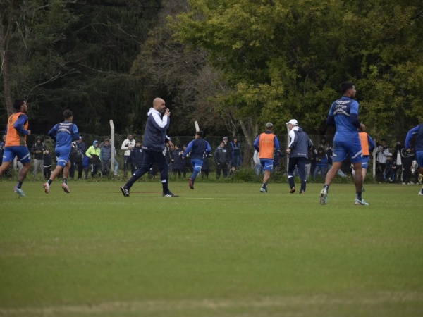 En pleno debut como técnico de Gimnasia a Marcelo Méndez le alteraron los planes