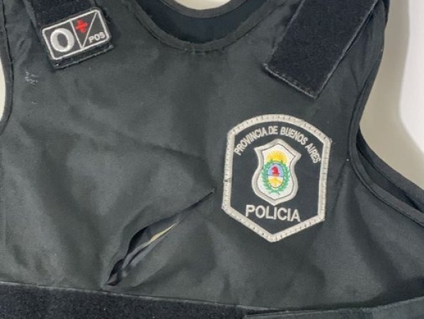 Efectivos realizaron un allanamiento para dar con un delincuente en La Plata y él los recibió a facazos