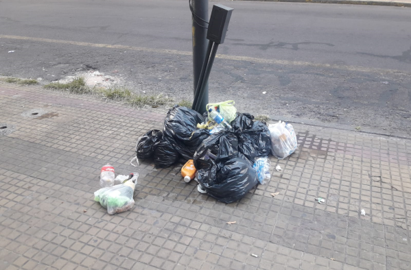 Vecinos se quejaron por la basura acumulada en la vereda