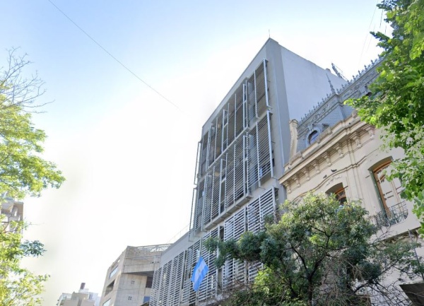 Tragedia en La Plata: un hombre se tiró del octavo piso de un edificio céntrico