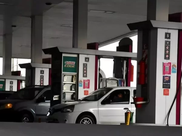 Aseguran que cayó la venta de combustible por la suba de precios: cómo afecta la crisis en La Plata