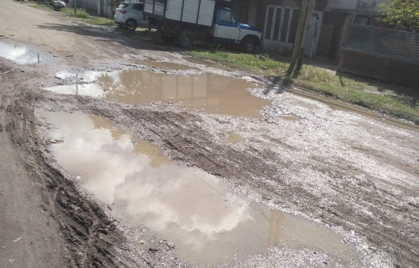 En Los Hornos pidieron que pavimenten una calle por que es "intransitable cuando llueve"