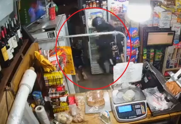 Robaron un maxikiosco en La Plata y se llevaron hasta las zapatillas de un cliente