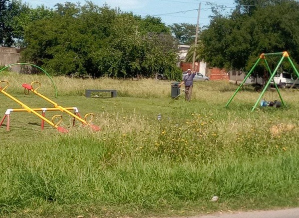 En 166 y 62 los vecinos deben turnarse para cortar el pasto de la plaza: "La luz está sostenida por palos"