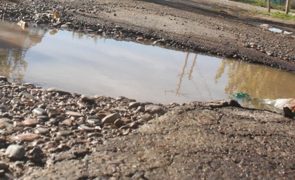 “Ya no es un pozo es una piscina”: vecinos de Los Hornos reclaman por un enorme bache