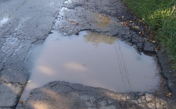 Dos cañerías de agua rotas dejaron sin servicio a un sector de Villa Elvira