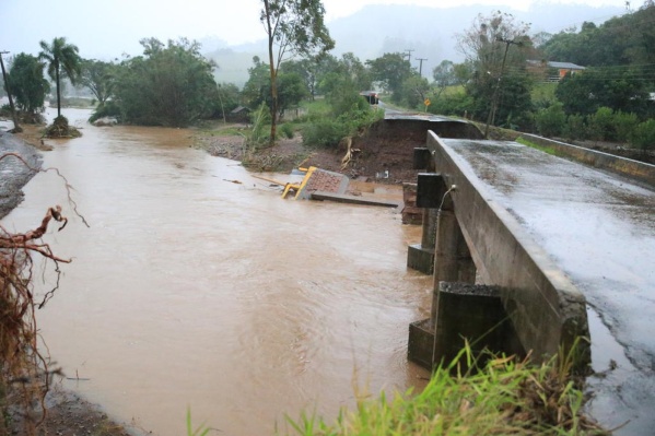 Al menos 10 muertos y 15 desaparecidos en el sur de Brasil por inundaciones