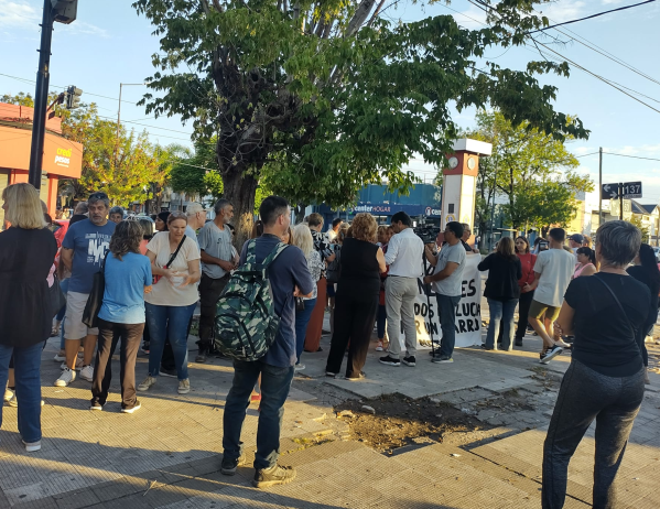 En Los Hornos pegaron el grito en el cielo por la inseguridad con una manifestación en la Comisaría Tercera