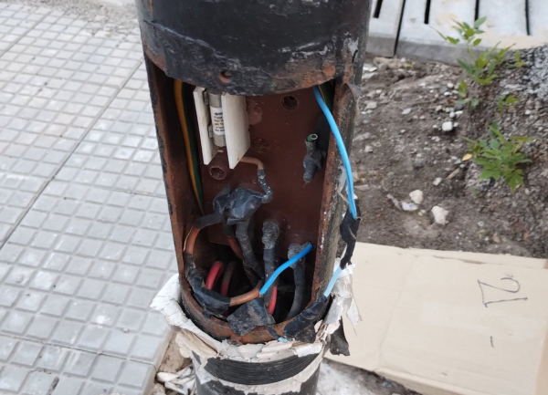 En City Bell se quejaron por un peligroso poste con los cables expuestos