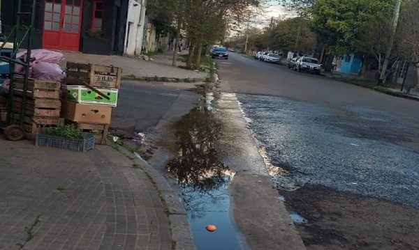 Aseguran que una p&eacute;rdida de agua en 17 y 69 lleva m&aacute;s de un a&ntilde;o