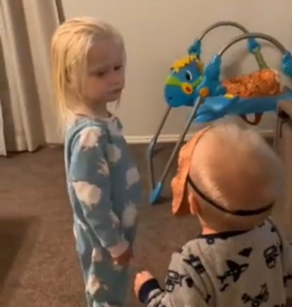 &iexcl;Que susto! El video viral de un ni&ntilde;o que asusta a su hermana con una m&aacute;scara