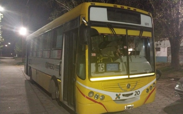 No quiso pagar el boleto de su hija en un micro de La Plata y dejó al chofer en el hospital