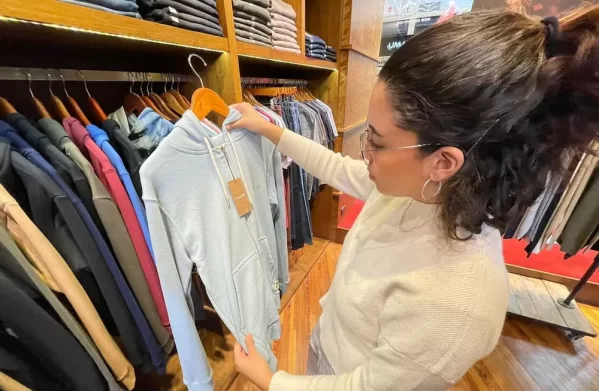 Entró en vigencia la reducción de impuestos a la ropa, calzado y telas para intentar que bajen los precios