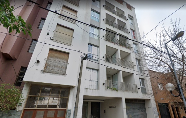 Una joven brasilera cayó desde una altura de 6 metros en un edificio del centro de La Plata tras resbalarse
