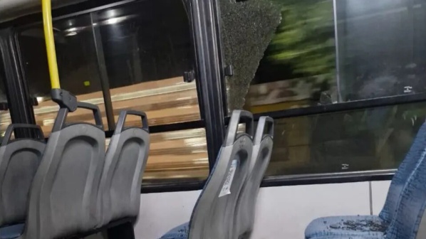 Violento ataque a un colectivo en La Plata: adolescentes arrojaron piedras y causaron daños