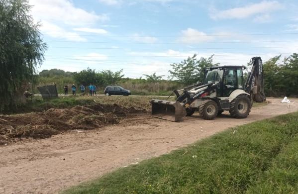 Mega limpieza y zanjeo en un lugar clave de Altos de San Lorenzo: trabajaron más de 100 agentes municipales y provinciales
