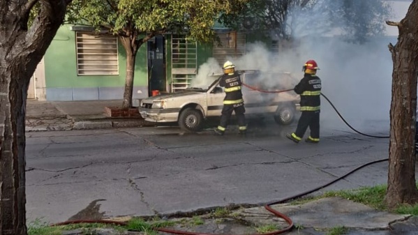 Un auto se incendió en La Plata: una dotación de bomberos debió trabajar varios minutos en el lugar