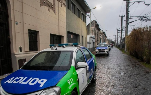 Lo denunciaron los vecinos en Tolosa e intentó atacar a un policía con un machete