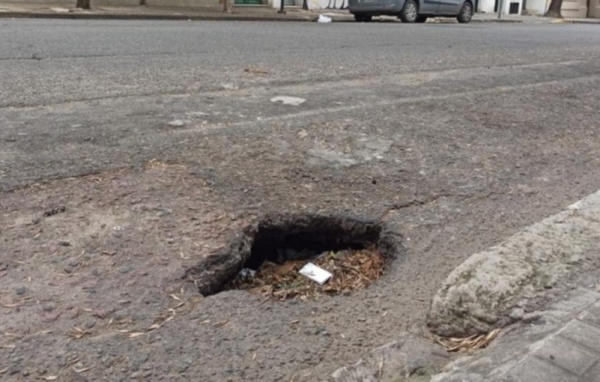 Vecinos de calle 9 y 45 se quejaron por un enorme pozo pegado al cordón de la vereda