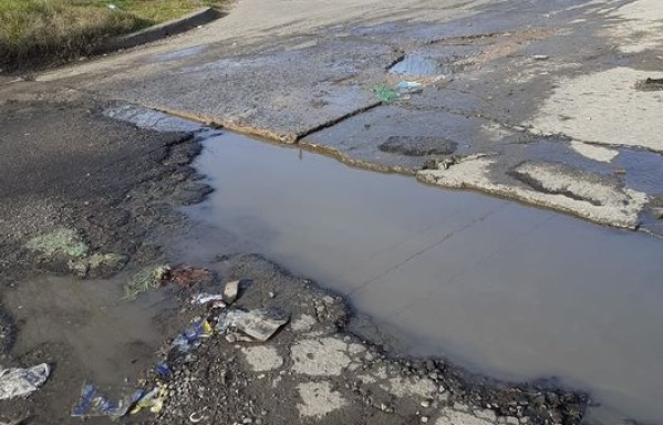 En Los Hornos se quejaron por pérdidas de agua que rompen el asfalto: "Una camioneta se quedó"