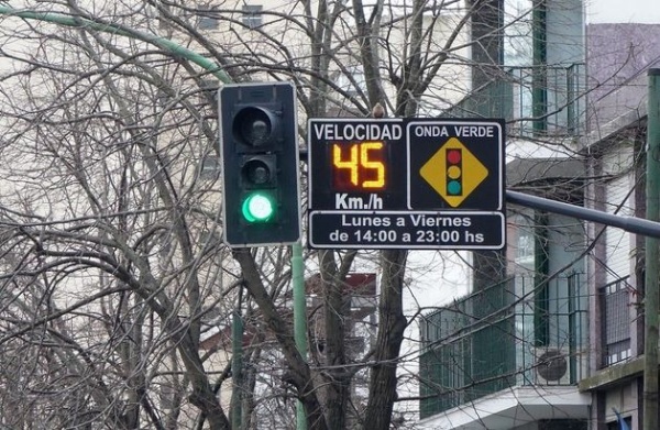 Los semáforos fuera de servicio y las fallas en la señalización vial generan preocupación en La Plata