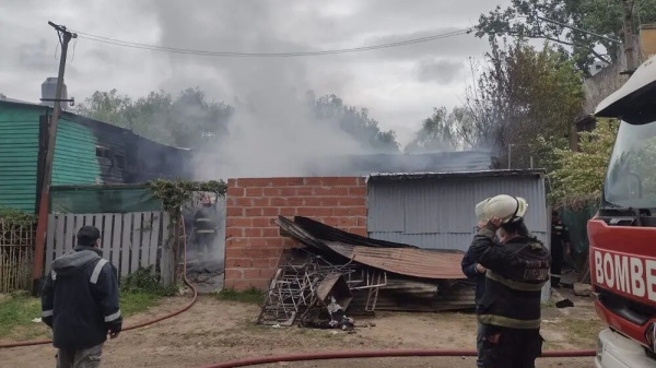 Detuvieron a un joven acusado de provocar un incendio que afectó tres viviendas en Punta Lara