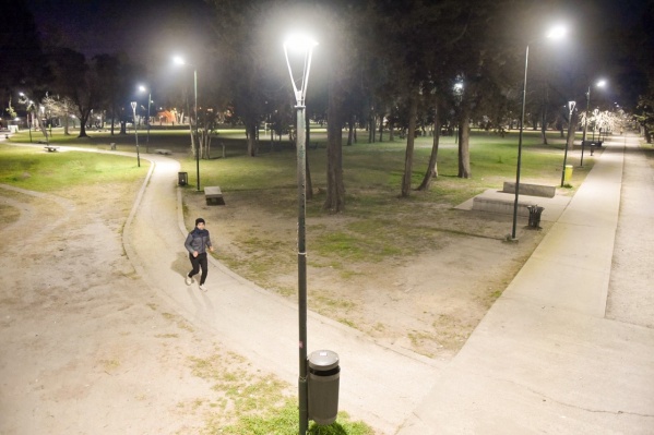 Instalaron nueva iluminación LED al parque "Jorge Julio López" de Los Hornos