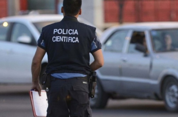 Un bebé de un año estaba jugando adentro de una caja de tomates y murió luego de ser atropellado por una camioneta