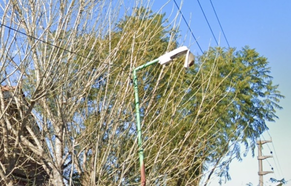 Vecinos de Ciy Bell piden que reparen los faroles de los postes de luz