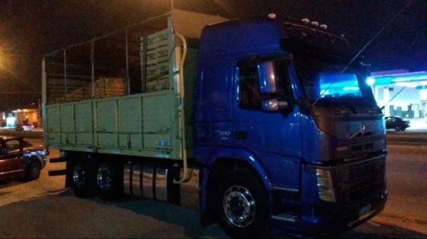 Un camionero quedó detenido luego de dar positivo en alcoholemia y querer sobornar a los policías con naranjas