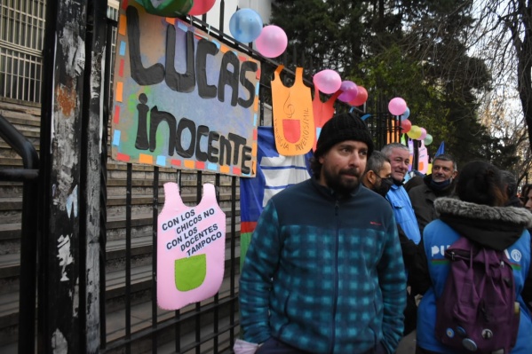 "Esto es una locura": un gremio platense salió fuertemente en defensa de Lucas Puig, el docente denunciado por abusos