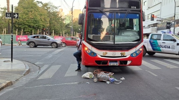 ¿Cómo se encuentra la mujer que fue envestida por un colectivo en la esquina de 7 y 50?