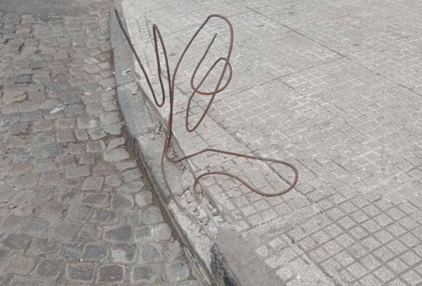 En la zona de Plaza Rocha reclamaron por un peligroso alambre desprendido