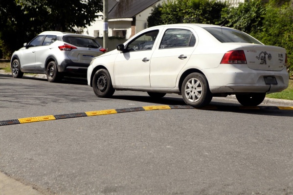 El Municipio de La Plata colocó "lomas de burro" en distintos barrios: disminuyen la velocidad entre 15 y 30 km/h