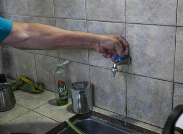 En un sector de Villa Elvira afirmaron que ya hicieron 50 reclamos por la falta de agua