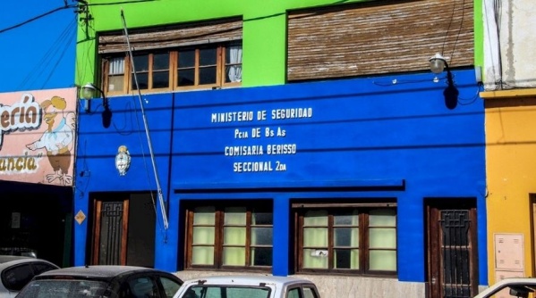 A un luchador de artes marciales detenido en Berisso le agarr&oacute; un brote psic&oacute;tico y atac&oacute; a los polic&iacute;as